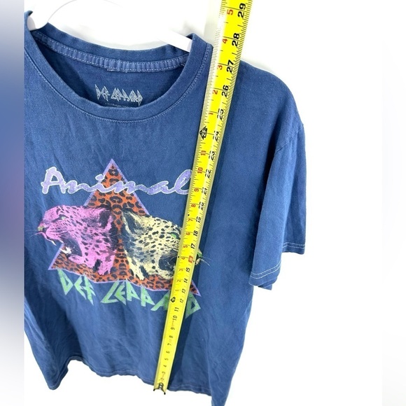 Def Leppard Animal Shirt Size Large Distressed Graphic Band Tee Short Sleeve - Picture 6 of 7